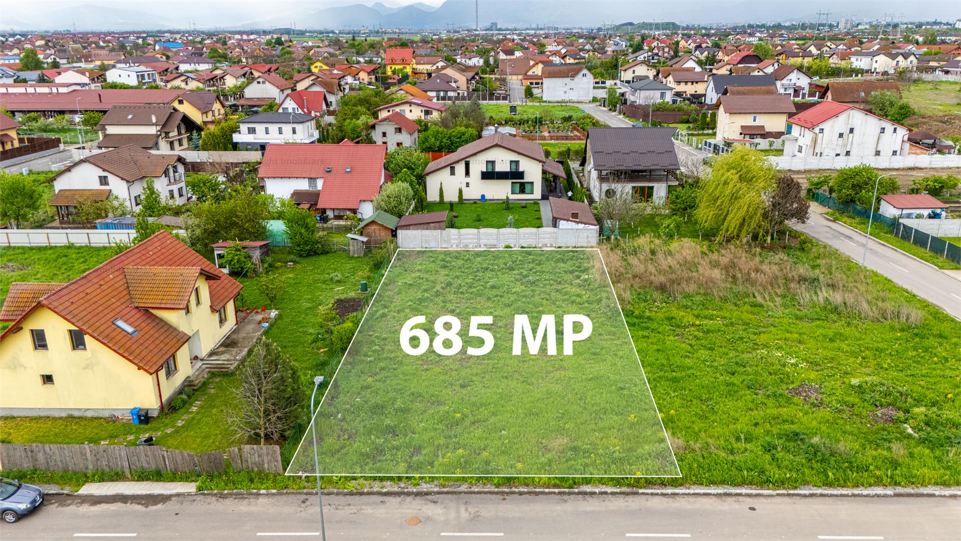 Teren intravilan 685 mp la asfalt, cu utilitațile la drum și AC casă modernă P+E